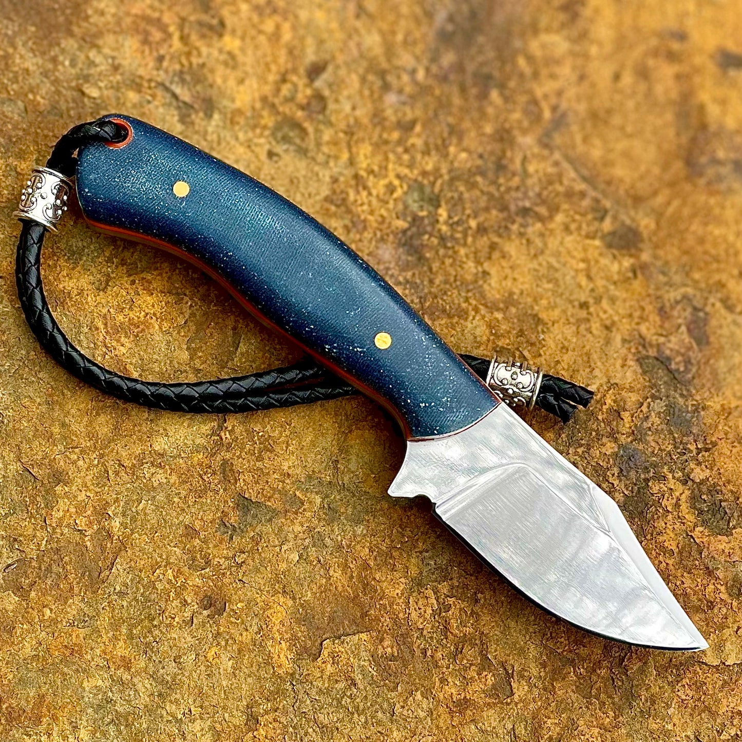 Hunter in 1095 w/ Blue Micarta